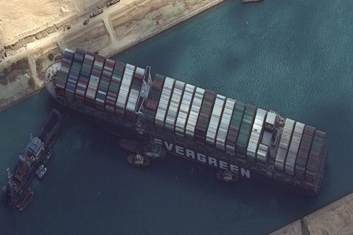 Embarcação encalhada no Canal do Suez
